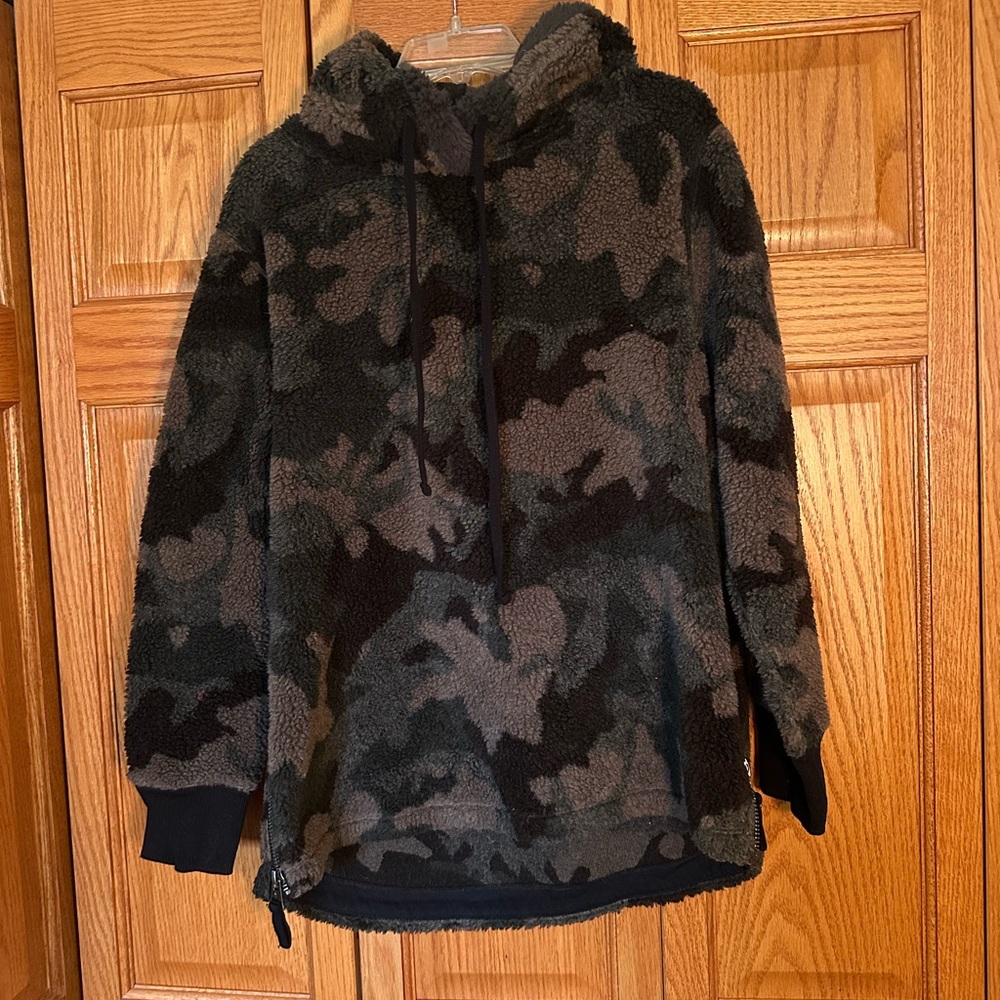Cozy Camouflage Women’s Pullover Faux Sherpa Jacket | Size M